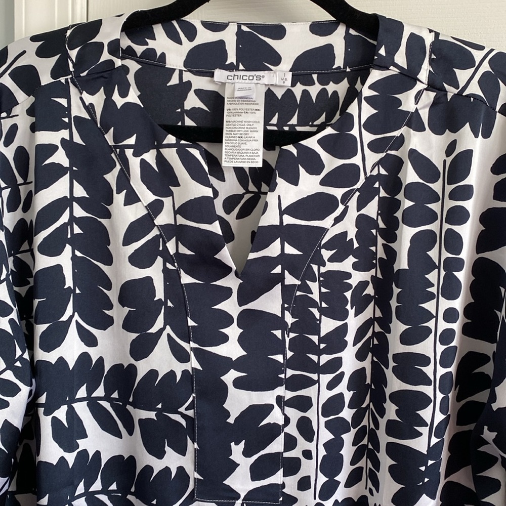 Chico's Foliage Print Tie Front Blouse Size 1 (Women's Size 8) Navy & White - Picture 2 of 8